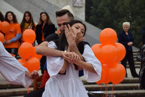 Të rinjtë në Shqipëri sensibilizojnë kundër dhunës ndaj grave. 25 nëntor 2016. Foto: Ivana Dervishi/BIRN