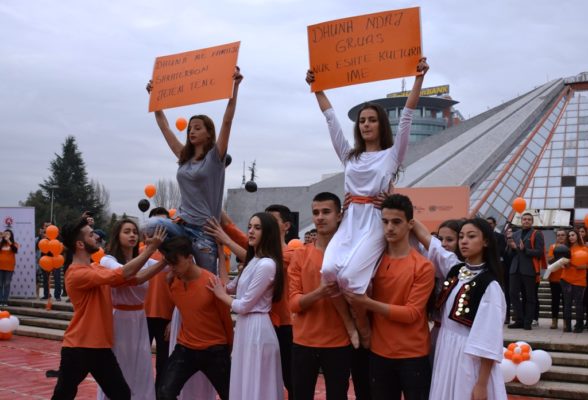 Të rinjtë në Shqipëri sensibilizojnë kundër dhunës ndaj grave. 25 nëntor 2016. Foto: Ivana Dervishi/BIRN