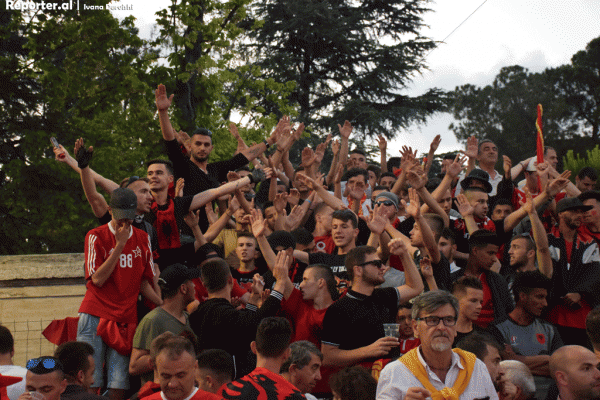 Tifozët kuqezi mbështesin kombëtaren përballë Francës. 15 qershor 2016. Foto: Ivana Dervishi/BIRN
