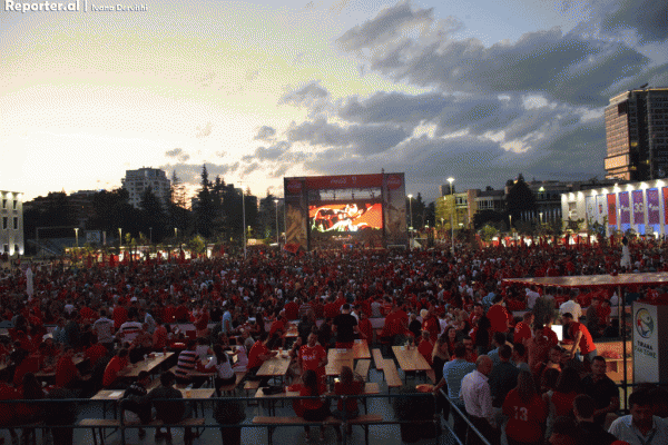 Tifozët kuqezi mbështesin kombëtaren përballë Francës. 15 qershor 2016. Foto: Ivana Dervishi/BIRN