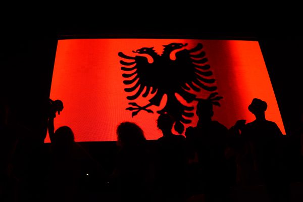 Tifozët festojnë fitoren e kombëtares shqiptare ndaj Rumanisë në Euro 2016. 
