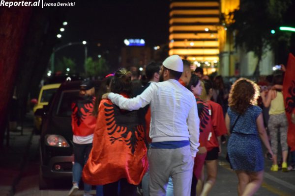 Tifozët festojnë fitoren e kombëtares shqiptare ndaj Rumanisë në Euro 2016. 