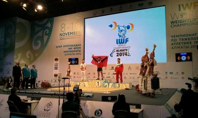 Daniel Godelli gjatë ceremonisë së shpalljes kampion bote ne Almaty | Foto nga : IWF