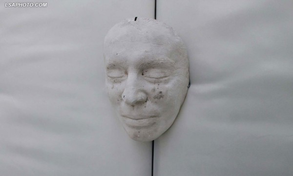 Maska e Vdekjes e diktatorit stalinist shqiptar Enver Hoxha është ekspozuar në një instalacion në Muzeun Historik Kombëtar në qendër të Tiranës nga artisti Ardian Isufi më 17 shtator 2015. Isufi i tha gazetës Panorama se instalacioni i tij i quajtur “Antihomazh” synonte të kapte reagimet e njerëzve të vendosur përballë një artefakti të tillë. Foto: Malton Dibra/LSA