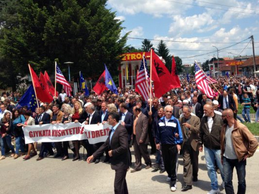 Qindra u mblodhën në Deçan për të protestuar vendimin e Gjykatës Kushtetuese të Kosovës që i jep 24 hektarë tokë manastirit serb. Foto: BIRN