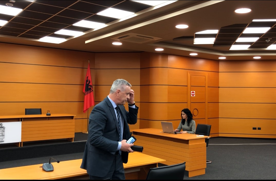 Gjyqtari Hysni Demiraj pas shpalljes së vendimit të KPK-së. Foto:BIRN