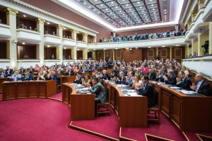 Deputetët e Kuvendit të Shqipërisë duartrokasin pasi miratuan me 140 vota paketën e ndryshimeve kushtetuese të Reformës në Drejtësi. 