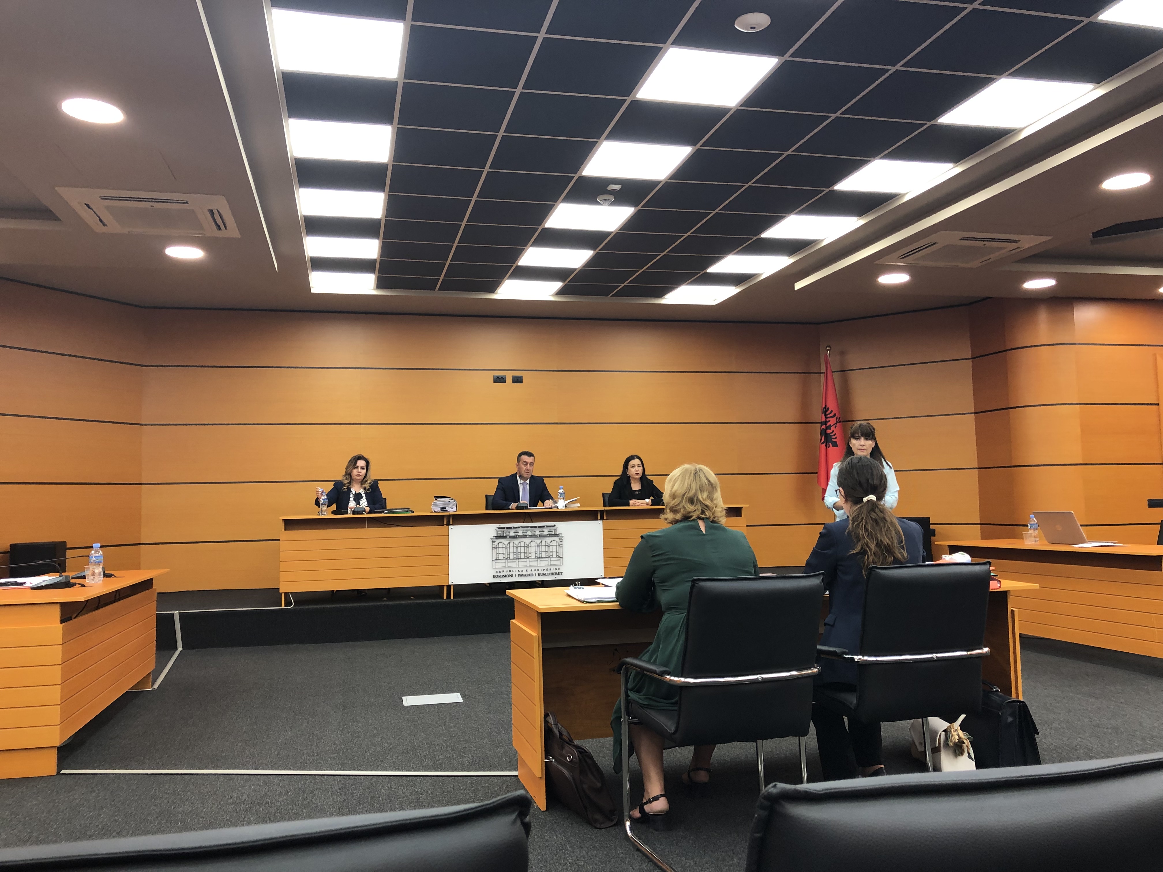Gjyqtarja e Apelit për Krime të Rënda, Dhurata Haveri dhe avokatja e saj në seanën dëgjimore të 24 korrikut 2019. 