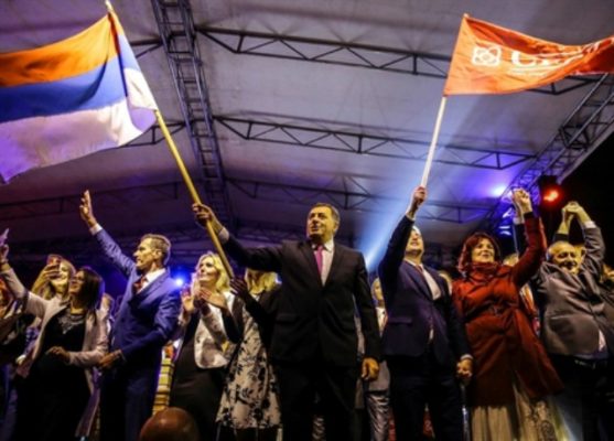 Presidenti i Republikës Srpska Milorad Dodik feston rezultatin e referendumit të dielën. Foto: Anadolu.