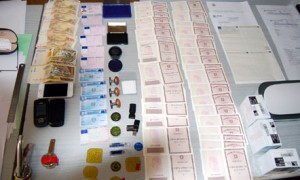 Dokumentet e falsifikuara italiane, të gjetura nga policia në laboratorin e rrjetit. Foto:Policia e Shtetit