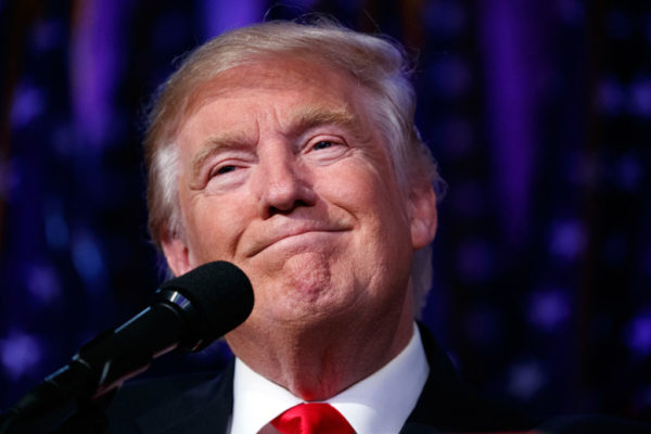 Donald Trump buzëqesh pas zgjedhjes si President më 9 nëntor 2016 në Nju Jork. (AP Photo/ Evan Vuçi)