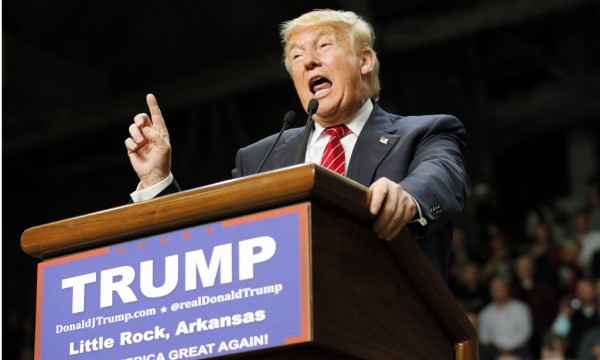 Kandidati për president, republikani Donald Trump gjatë një mitingu elektoral më 3 shkurt 2016 në Little Rock, Arkansas. (AP Photo/Tony Gutierrez)