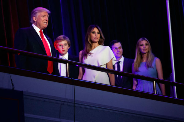 Donald Trump, majtas, mbërrin për të mbajtur fjalimin e fitores të mërkurën më 9 nëntor 2016 në Nju Jork. Nga e majta, Trump, djali i tij Barron, bashkëshortja Melania, Jared Kushner, dhe Ivanka Trump. (AP Photo/ Evan Vuçi)