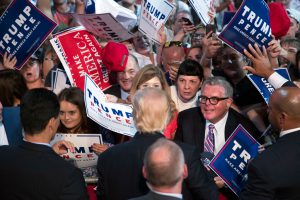 Mbështetësit e kandidatit republikan për president Donald Trump takohen me kandidatin gjatë një mitingu më 27 korrik 2016 në Toledo, Ohajo. (AP Photo/Evan Vucci)