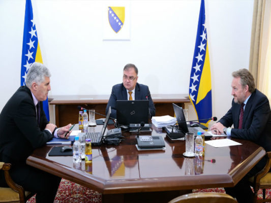 Tre drejtuesit e Bosnjës në takim. Foto: Anadolu
