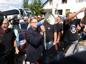 Drazen Kelemineç duke bërtitur me megafon. Foto: Anadolu Agency/ Stipe Majic.    
