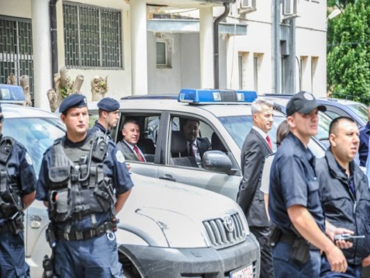 Sylejman Selimi dhe Sami Lushtaku në një makinë policie jashtë gjykatës në maj 2015. Foto: BIRN. 