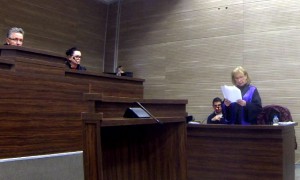Prokurorja speciale Drita Hajdari duke lexuar deklaratën e hapjes për Prokurorinë. Foto: BIRN