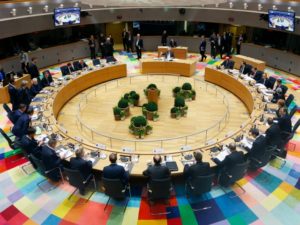 Krerët e shtetit të Bashkimit Europian mblidhen në një tryezë të përbashkët në një samit në Bruksel më 10 mars. Foto: Francois Lenoir/AP 