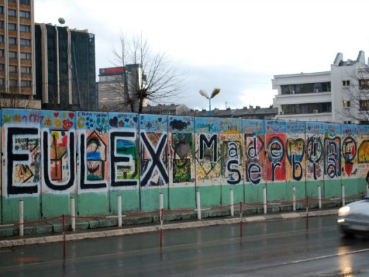 Grafiti anti-EULEX në Kosovë, ku opozita pretendon se misioni dëmton sovranitetin. Foto: Flickr/John Worth. 