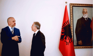 Kryeministri Edi Rama duke folur me ish-kryeministrin Tony Blair, i cili aktualisht është këshilltar i tij "pa kosto për taksapaguesit shqiptarë". Foto: Kryeministria.al