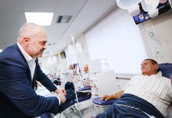 Kryeministri Edi Rama gjatë përurumit të pavionit të rikonstruktuar të hemodializës në spitalin rajonal Vlorë | Foto nga : Kryeministria.al