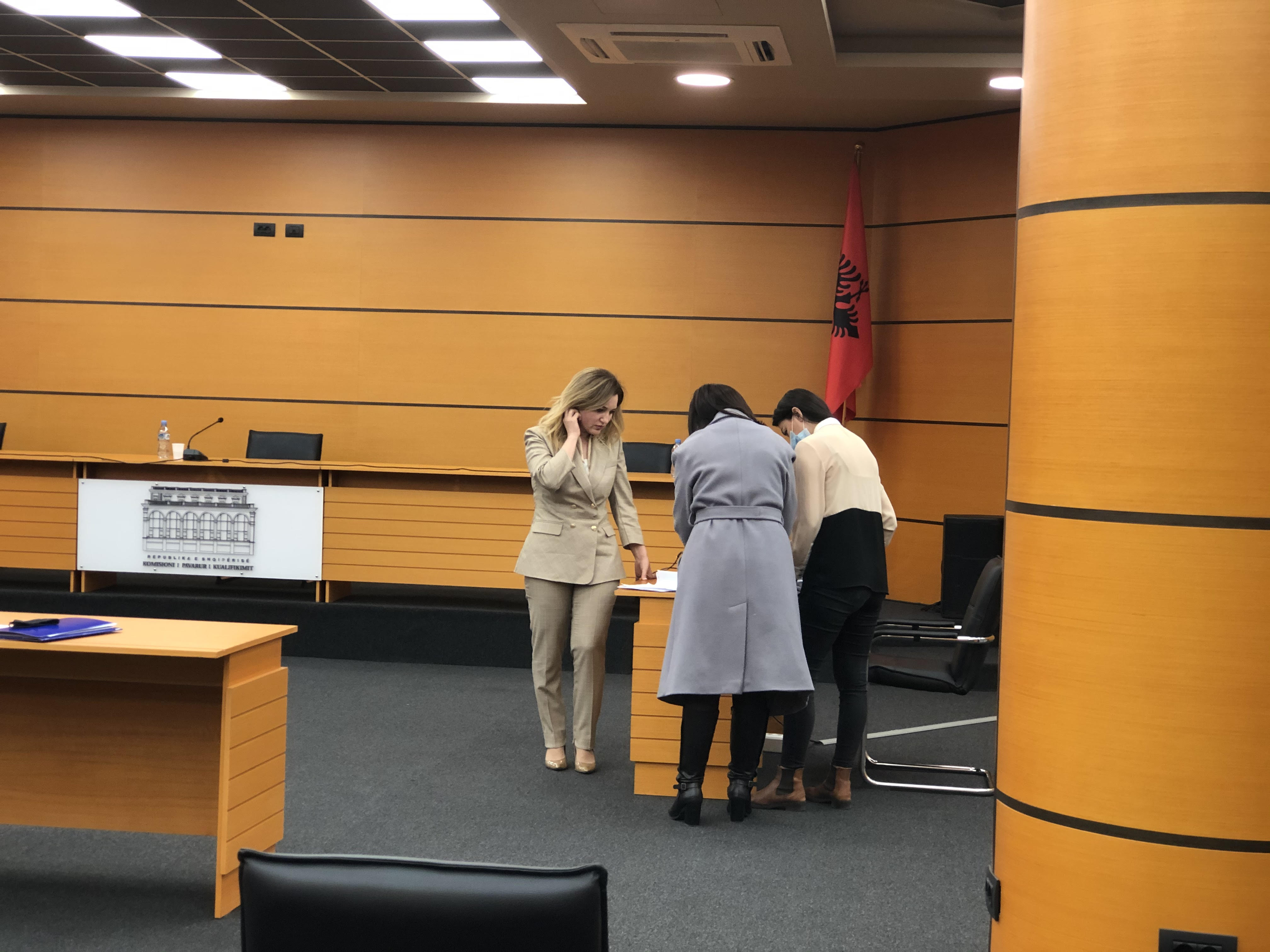 Prokurorja Elsa Miha duke dorëzuar dokumente shtesë pas seancës dëgjimore të KPK.  