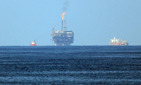 Terminali i naftës në det Bouri pranë brigjeve të Libisë, i cili i përket kompanisë italiane Eni, fotografuar më 1 gusht 2015. Gjigandi italian i enegjisë Eni SpA njoftoi së fundmi se ka zbuluar një basen me gaz natyror “supergjigand” duke e përshkruar atë si “më të madhen” e zbuluar në Detin Mesdhe. (AP Photo/Gregorio Borgia)