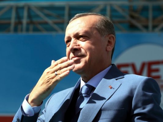 Presidenti turk Rexhep Tajip Erdogan përshëndet mbështetësit e tij gjatë një tubimi të referendumit në Sanliurfa, Turqi. Foto: Yasin Bulbul/Shërbimi Presidencial i Shtypit/via AP 