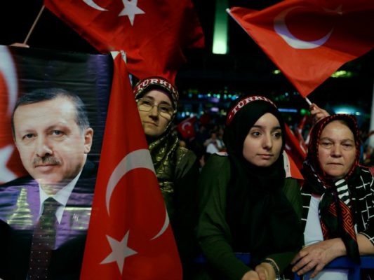 Një grua mban foton e presidentit turk Erdogan gjatë protestës anti-grusht shteti të mbajtur në sheshin Taksim më 10 gusht 2016. Foto: Thanassis Stavrakis/AP