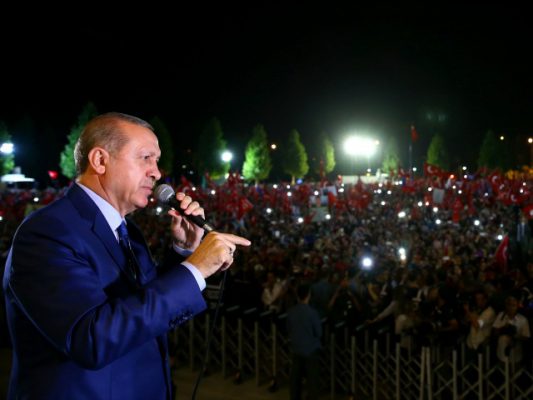 Presidenti i Turqisë Recep Tayyip Erdogan i drejtohet mbështetësve të tij gjatë tubimit pro-qeveritar. Foto: Presidenca turke via AP.