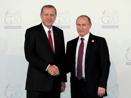 Presidenti turk Erdogan dhe homologu i tij rus, Putin shtrëngojnë duart gjatë një takimi në samitin e G-20 në nëntor 2015. Foto: Lefteris Pitarakis/AP