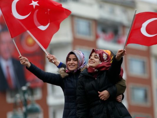 Mbështetës të presidentit Erdogan. Foto: Lefteris Pitarakis/AP