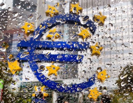 Simboli i Euros para selisë së vjetër të Bankës Qendrore Europiane fotografuar pas pikave të shiut që kanë rënë mbi një dritare në Frankfurt të Gjermanisë më 18 tetor 2016. (AP Photo/Michael Probst)