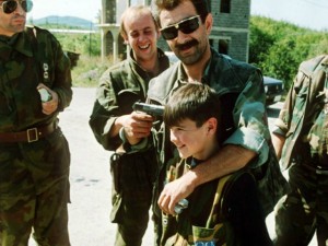 Komandanti serb dhe i biri i tij, afër Sarajevës, 1992. Foto: Mikhail Evstafiev/Wikicommons.