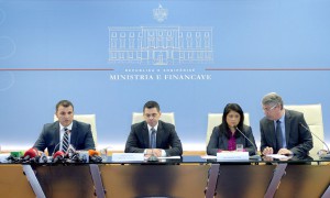 Nga e majta në të djathtë: Guvernatori Sejko i Bankës së Shqipërisë, Ministri i Financave Ahmetaj dhe drejtuesja e Misionit të FMN-së Anita Tuladhar. Foto kortezi: Banka e Shqipërisë