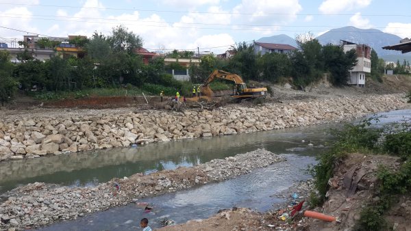 Fadroma e kompanisë së angazhuar për rehabilitimin e lumit të Tiranës u afrohet shtëpive me blloqe betoni të romëve. Foto:Besar Likmeta. 
