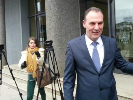 Fatmir Limaj jashtë gjykatës. Foto: Beta.