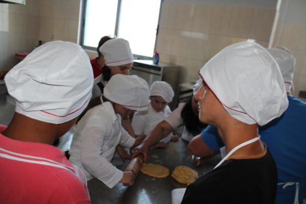 Fëmijët e qendrës "Horizont" duke mësuar si të gatuajnë në kuzhinë. Foto:Arben Velo 