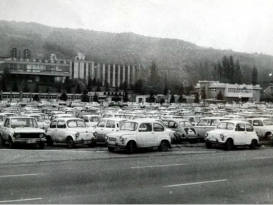 Një parking përplot me makina Zastava në vitet 1950. Foto: Facebook