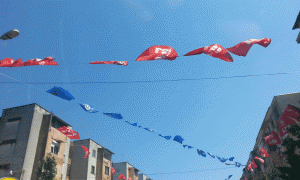 Flamuj elektoral në Shkoër më 11 qershor 2015. Foto: BIRN