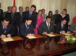 Duke nënshkruar Marrëveshjen e Ohrit në gusht 2001| Foto arkivë