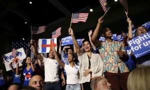 Mbështetësit e Hillary Clinton përshëndesin kandidaten për president të demokratëve gjatë zgjedhjeve primare në Qendrën e Kongreseve të Kontesë Palm Beach, në Florida më 15 mars 2016 (AP Photo/Carolyn Kaster)