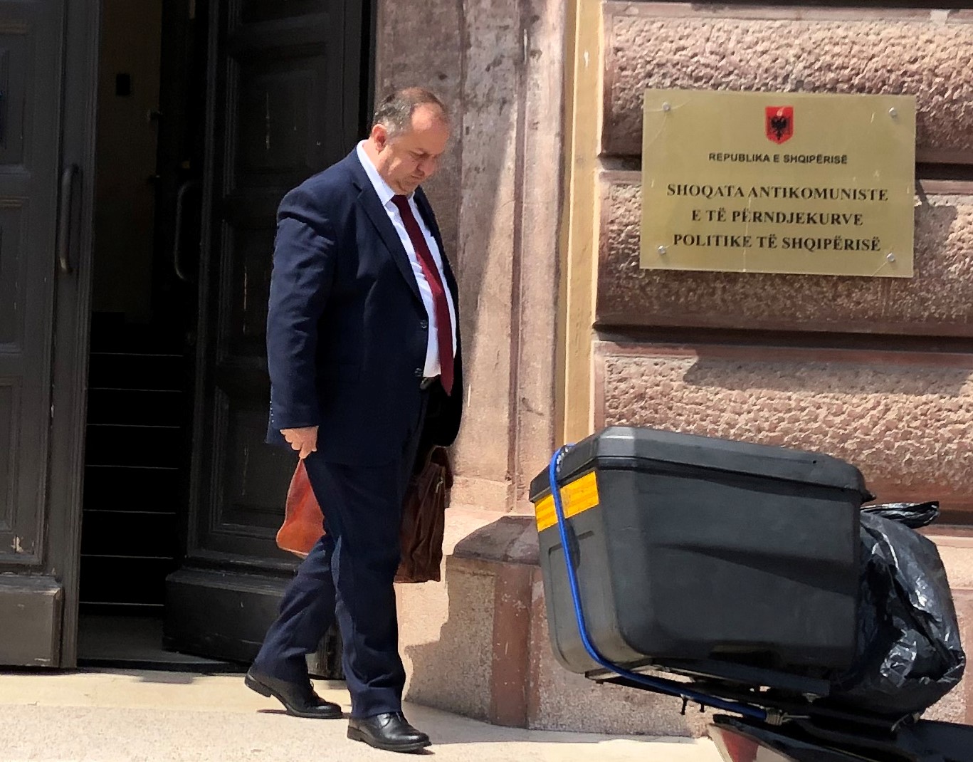 Gjyqtari Sokol Ngresi duke dalë nga KPA | Foto : LSA