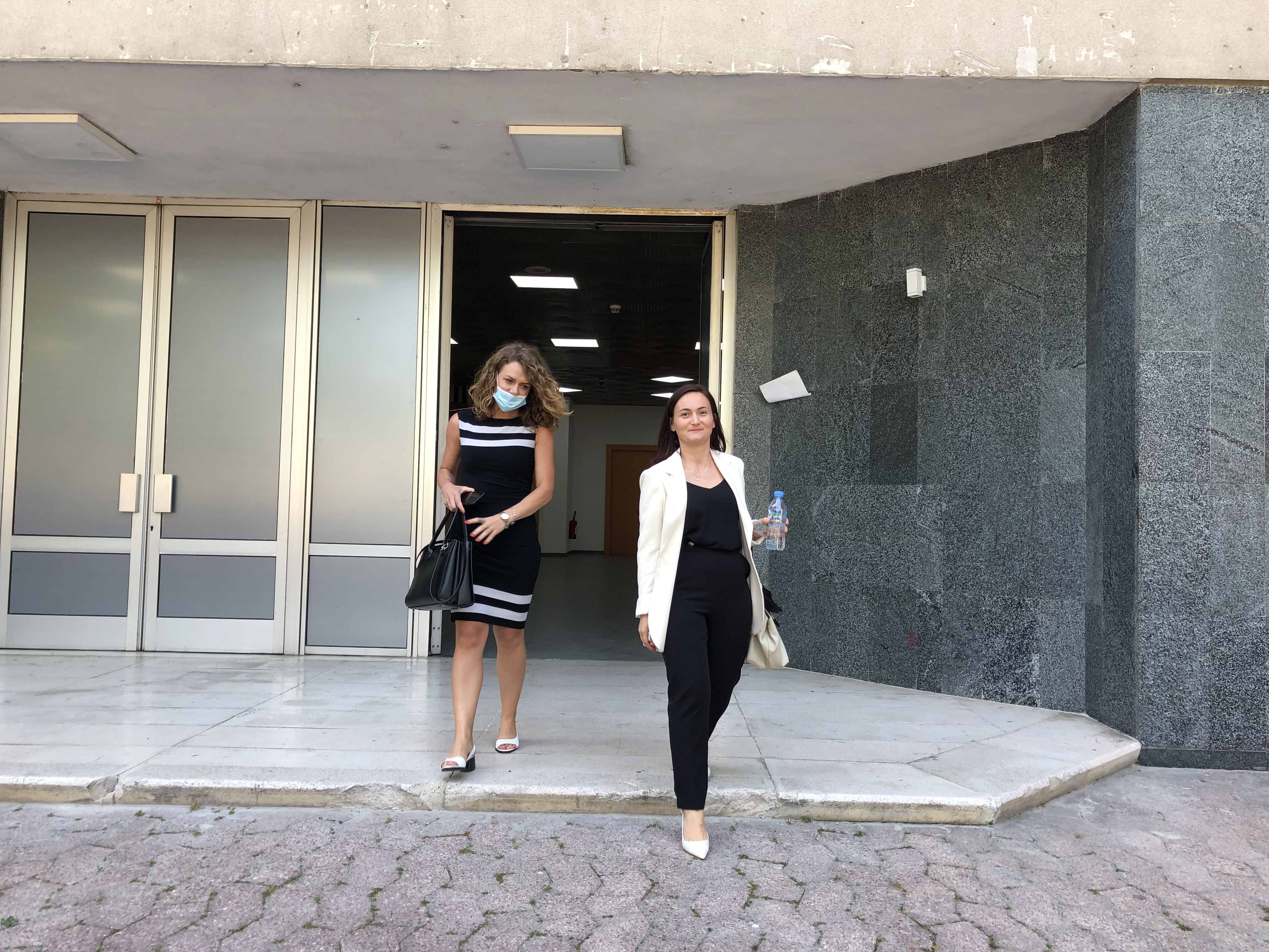 Gjyqtarja Atalanta Zeqiraj (djathtas) pas seancës dëgjimore në KPK. Foto: Edmond Hoxhaj. 
