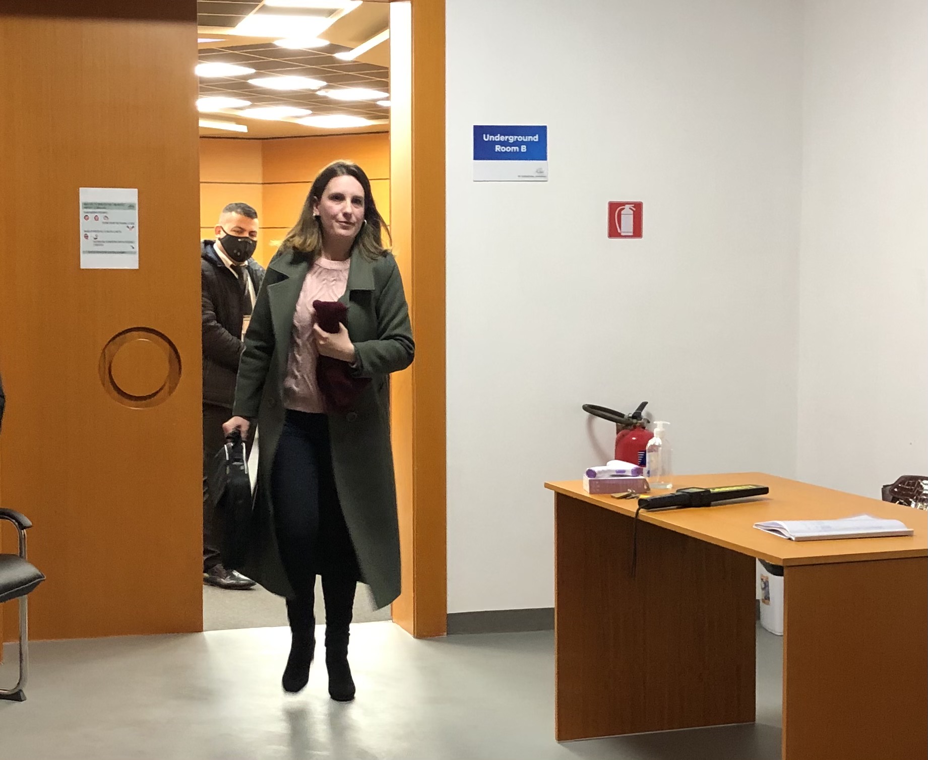 Gjyqtarja Elona Mihali duke dalë nga seanca dëgjimore në KPK | Foto : Vladimir Karaj