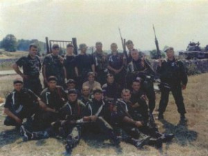 Goran Radosavljevic (në mes) me forcat PJP në 1998 në Kosovë. Foto kortezi e Gjykatës Suedeze.