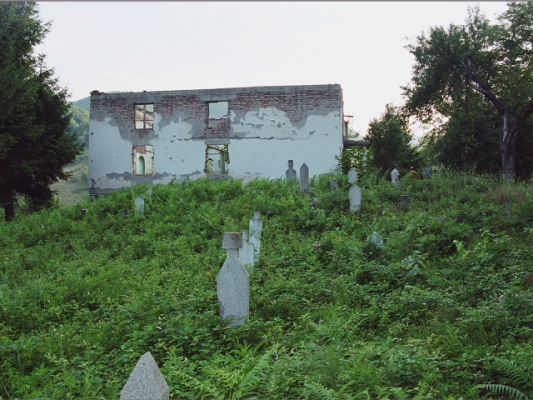 Xhami dhe varrezë në Gornji Potocari e shkatërruar gjatë luftës boshnjake. Foto: Andras Riedlmayer