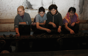 Punonjëse të minierës së Bulqizës, duke seleksionuar kromin. Foto:Gj.Erebara (Arkiv)