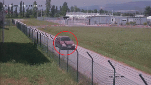 Makina e grabitësve brenda rrethimit të aeroportit të Rinasit, pak sekonda para grabitjes. Foto:Policia e Tiranës